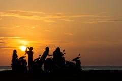 De groepstroep van Tieners Jonge Volwassenen let op een reeks van de strand zijzon stock foto De groepstroep van Tieners Jonge Volwassenen let op een reeks van de strand zijzon stock foto