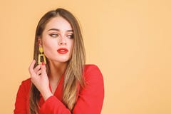De Grote Bazaar van Istanboel - juwelenwinkel Meisjes model lang haar die gouden juwelenoorringen aantonen Dure toebehoren Modieu stock fotografie De Grote Bazaar van Istanboel - juwelenwinkel Meisjes model lang haar die gouden juwelenoorringen aantonen Dure toebehoren Modieu stock fotografie