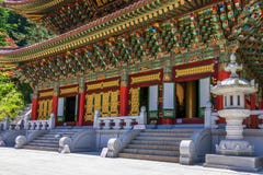 De Grote Leraar Hall Daejosajeon van Koreaanse Boeddhistische Tempel Komplex Guinsa op een duidelijke dag Guinsa, Danyan-Gebied, stock foto De Grote Leraar Hall Daejosajeon van Koreaanse Boeddhistische Tempel Komplex Guinsa op een duidelijke dag Guinsa, Danyan-Gebied, stock foto