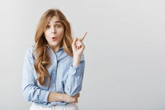 De grote suggestie kwam aan meisjesmening Studioportret van aantrekkelijke creatieve Europese vrouwelijke het opheffen wijsvinger royalty-vrije stock foto's De grote suggestie kwam aan meisjesmening Studioportret van aantrekkelijke creatieve Europese vrouwelijke het opheffen wijsvinger royalty-vrije stock foto's