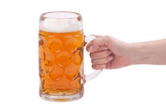 De hand die van de vrouw een glas bier houden stock foto's De hand die van de vrouw een glas bier houden stock foto's