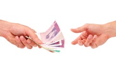 De hand geeft geld aan een andere stock afbeelding De hand geeft geld aan een andere stock afbeelding