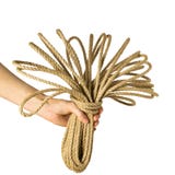 De hand houdt de kabel van de strengjute als boeket op witte achtergrond wordt geïsoleerd die stock fotografie De hand houdt de kabel van de strengjute als boeket op witte achtergrond wordt geïsoleerd die stock fotografie