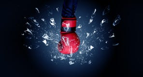 De hand raakt intens en breekt glazen stock fotografie De hand raakt intens en breekt glazen stock fotografie