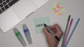 De hand van de vrouw het schrijven WEBSITE op blocnote stock video De hand van de vrouw het schrijven WEBSITE op blocnote stock video
