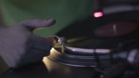 De handen die van DJ muziek uitvoeren bij koele nachtclub Spinnend vinylverslag, nachtleven stock videobeelden De handen die van DJ muziek uitvoeren bij koele nachtclub Spinnend vinylverslag, nachtleven stock videobeelden