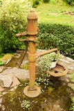 De handpomp van de waterput Stock Foto's De handpomp van de waterput Stock Foto's