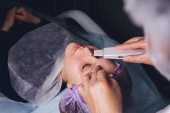 De hardwarekosmetiek De schoonheidsspecialist maakt chromotherapy ultrasone klank schoonmakend het gezicht van de cli?nt Huidpori stock afbeeldingen De hardwarekosmetiek De schoonheidsspecialist maakt chromotherapy ultrasone klank schoonmakend het gezicht van de cli?nt Huidpori stock afbeeldingen