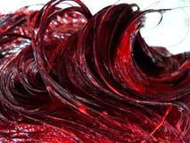 De haren zijn geverft met rode kleurenroom Natte haren royalty-vrije stock foto De haren zijn geverft met rode kleurenroom Natte haren royalty-vrije stock foto