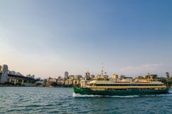 De haven van Sydney met de erachter veerboot in zonsonderganglichten en cityscape mening royalty-vrije stock afbeeldingen De haven van Sydney met de erachter veerboot in zonsonderganglichten en cityscape mening royalty-vrije stock afbeeldingen