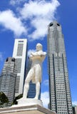 De heer loterijenstandbeeld bij de rivier van Singapore stock foto De heer loterijenstandbeeld bij de rivier van Singapore stock foto