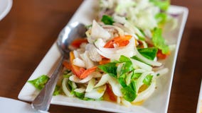 De heerlijke Schotel van de Pijlinktvis Kruidige Salade royalty-vrije stock afbeeldingen De heerlijke Schotel van de Pijlinktvis Kruidige Salade royalty-vrije stock afbeeldingen