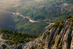 De helling van de klip in de stralen van de zon dichtbij Omis, Kroatië royalty-vrije stock afbeeldingen De helling van de klip in de stralen van de zon dichtbij Omis, Kroatië royalty-vrije stock afbeeldingen