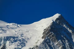De hellingen van de bergensneeuw in de Alpen royalty-vrije stock fotografie De hellingen van de bergensneeuw in de Alpen royalty-vrije stock fotografie