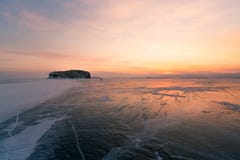 De hemel van de schoonheidszonsopgang met de de winter bevroren horizon van het watermeer, Baikal Rusland royalty-vrije stock fotografie De hemel van de schoonheidszonsopgang met de de winter bevroren horizon van het watermeer, Baikal Rusland royalty-vrije stock fotografie