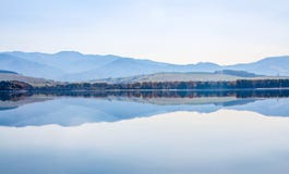 De herfst in het meer van Liptovska Mara‬ Liptovska met Lage Tatras-bergketen royalty-vrije stock foto's De herfst in het meer van Liptovska Mara‬ Liptovska met Lage Tatras-bergketen royalty-vrije stock foto's