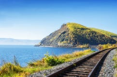 De herfst op circum-Baikal Spoorweg, Oostelijk Siberië, Rusland royalty-vrije stock afbeeldingen De herfst op circum-Baikal Spoorweg, Oostelijk Siberië, Rusland royalty-vrije stock afbeeldingen