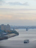De herfst op de kust in Nizhny Novgorod stock afbeelding De herfst op de kust in Nizhny Novgorod stock afbeelding
