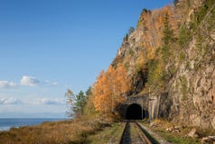 De herfst op de spoorweg circum-Baikal royalty-vrije stock afbeelding De herfst op de spoorweg circum-Baikal royalty-vrije stock afbeelding