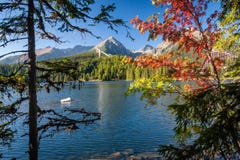 De herfst in Strbske de Tarn, Hoge Tatras-bergen, Slowakije Royalty-vrije Stock Fotografie De herfst in Strbske de Tarn, Hoge Tatras-bergen, Slowakije Royalty-vrije Stock Fotografie