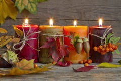 De herfstkaarsen met bladeren uitstekend abstract stilleven stock fotografie De herfstkaarsen met bladeren uitstekend abstract stilleven stock fotografie