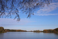 De herfstlandschap bij het meer royalty-vrije stock fotografie De herfstlandschap bij het meer royalty-vrije stock fotografie
