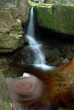 De herfstlandschap, kleurrijke bladeren op bomen, ochtend bij rivier Kleine Waterval E royalty-vrije stock foto De herfstlandschap, kleurrijke bladeren op bomen, ochtend bij rivier Kleine Waterval E royalty-vrije stock foto