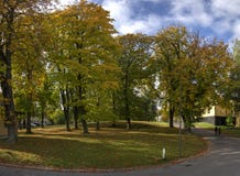 De herfstlandschap met loofbomen in het park royalty-vrije stock afbeelding De herfstlandschap met loofbomen in het park royalty-vrije stock afbeelding