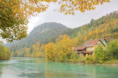 De herfstlandschap van Lech River met mooi dalingsgebladerte royalty-vrije stock afbeelding De herfstlandschap van Lech River met mooi dalingsgebladerte royalty-vrije stock afbeelding