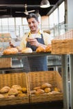 De het glimlachende brood en doos van de serverholding royalty-vrije stock afbeeldingen De het glimlachende brood en doos van de serverholding royalty-vrije stock afbeeldingen