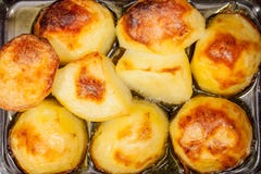 De hete aardappels van het ovenbraadstuk in olie Huisvoedsel het koken Stock Afbeeldingen De hete aardappels van het ovenbraadstuk in olie Huisvoedsel het koken Stock Afbeeldingen