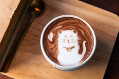 De hete vorm van de het bovenste laagjekat van de cacaokop met oude boeken royalty-vrije stock afbeeldingen De hete vorm van de het bovenste laagjekat van de cacaokop met oude boeken royalty-vrije stock afbeeldingen