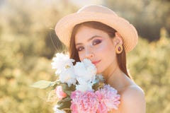 De hete zomer Natuurlijke schoonheid en kuuroordtherapie De zomermeisje met lang haar De vrouw van de lente De lente en vakantie stock foto's De hete zomer Natuurlijke schoonheid en kuuroordtherapie De zomermeisje met lang haar De vrouw van de lente De lente en vakantie stock foto's