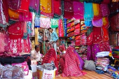 De Hindoese vrouwen kleedden zich in kleurrijke Sari in Indische straatmarkt royalty-vrije stock afbeeldingen De Hindoese vrouwen kleedden zich in kleurrijke Sari in Indische straatmarkt royalty-vrije stock afbeeldingen