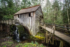 De historische Rokerige Molen van het Bergmaalkoren stock afbeelding De historische Rokerige Molen van het Bergmaalkoren stock afbeelding