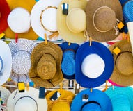 De hoeden van de strozomer bij de marktkraam openlucht royalty-vrije stock afbeelding De hoeden van de strozomer bij de marktkraam openlucht royalty-vrije stock afbeelding