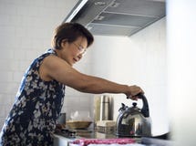 De hogere Keuken van het Vrouwen Kokende Voedsel stock fotografie De hogere Keuken van het Vrouwen Kokende Voedsel stock fotografie