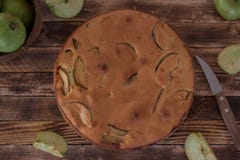 De holding die van de vrouw appeltaart toont Ronde cake Pastei met appelen royalty-vrije stock foto's De holding die van de vrouw appeltaart toont Ronde cake Pastei met appelen royalty-vrije stock foto's