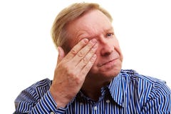 De holding van de mens overhandigt zijn oog royalty-vrije stock foto's De holding van de mens overhandigt zijn oog royalty-vrije stock foto's