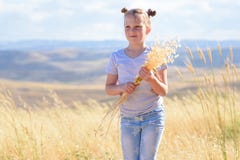 De holdingsaren van het blondemeisje van tarwe en oren van haver op gouden oogstgebied stock foto De holdingsaren van het blondemeisje van tarwe en oren van haver op gouden oogstgebied stock foto