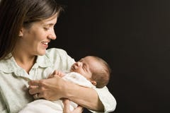 De holdingsbaby van de moeder. stock afbeelding De holdingsbaby van de moeder. stock afbeelding