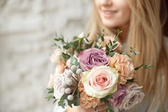De holdingsboeket van de close-up kijkt het jonge Kaukasische vrouw van bloemen, door venster met gelukkige glimlach op gezicht d royalty-vrije stock foto's De holdingsboeket van de close-up kijkt het jonge Kaukasische vrouw van bloemen, door venster met gelukkige glimlach op gezicht d royalty-vrije stock foto's
