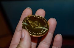 De holdingsethereum van de vrouwenhand, sluit omhoog phisical muntstuk stock afbeelding De holdingsethereum van de vrouwenhand, sluit omhoog phisical muntstuk stock afbeelding