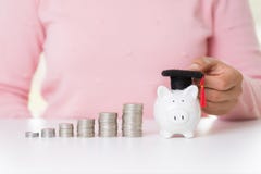 De holdingsgraduatie GLB van de vrouwenhand met geldmuntstuk stock afbeeldingen De holdingsgraduatie GLB van de vrouwenhand met geldmuntstuk stock afbeeldingen