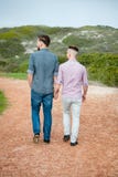 De homoseksuelen lopen langs een grintweg royalty-vrije stock foto De homoseksuelen lopen langs een grintweg royalty-vrije stock foto