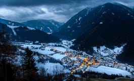 De hoogste mening over sneeuwdorp luesen vallei in nacht Zuid-Tirol het royalty-vrije stock afbeeldingen De hoogste mening over sneeuwdorp luesen vallei in nacht Zuid-Tirol het royalty-vrije stock afbeeldingen