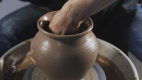 De hoogste mening van Beeldhouwer in workshop maakt kruik uit klei Het close-up van het pottenbakkers` s werk stock footage De hoogste mening van Beeldhouwer in workshop maakt kruik uit klei Het close-up van het pottenbakkers` s werk stock footage
