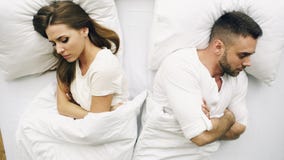 De hoogste mening van jongelui verstoord in bed liggen heeft thuis problemen na ruzie en boos paar die elkaar royalty-vrije stock afbeeldingen De hoogste mening van jongelui verstoord in bed liggen heeft thuis problemen na ruzie en boos paar die elkaar royalty-vrije stock afbeeldingen