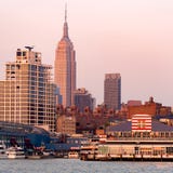 De horizon van de Stad van New York bij zonsondergang stock afbeelding De horizon van de Stad van New York bij zonsondergang stock afbeelding