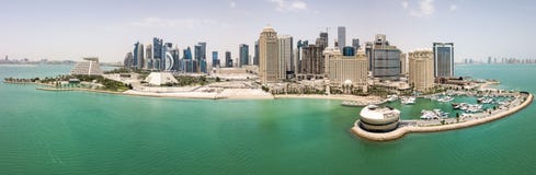 De horizon van Doha, Qatar Moderne rijke stad van het Middenoosten van wolkenkrabbers, satellietbeeld in goed weer, mening van ja stock afbeelding De horizon van Doha, Qatar Moderne rijke stad van het Middenoosten van wolkenkrabbers, satellietbeeld in goed weer, mening van ja stock afbeelding